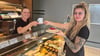 Die Mitarbeiterinnen Cindy Rohkohl (links) und Susan Näter (rechts) servieren Kaffee und Kuchen.