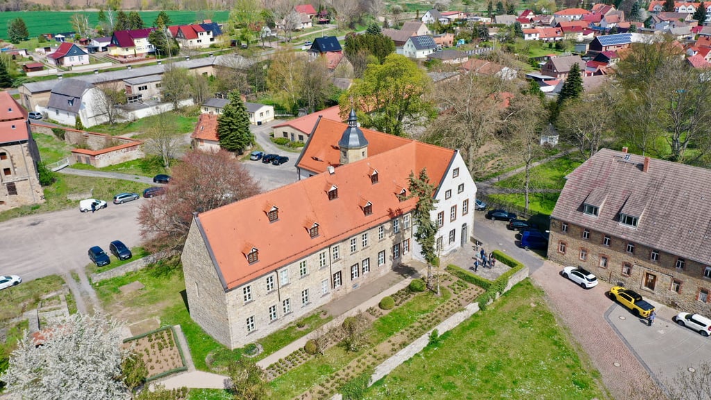 Blick auf das Schloss Oberwiederstedt, das sich im Zentrum des Arnsteiner Ortsteils Wiederstedt befindet.