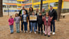 Die Landtechnik Möckern und der Heimatverin „Wir sind Güsen“ übergeben den Scheck an das Grundschulzentrum.  An dieser Stelle soll das neue Trampolin gebaut werden.