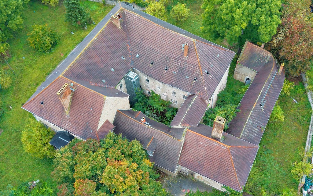 Das Schloss Trebnitz aus der Vogelperspektive, zu sehen auch der Innenhof.