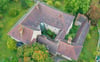 Das Schloss Trebnitz aus der Vogelperspektive, zu sehen auch der Innenhof. 
