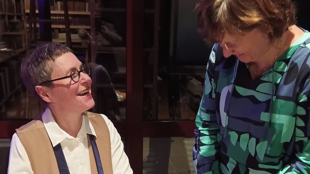 Angela Steidele signierte nach ihrer Lesung im Gleimhaus ihr neuestes Buch und kommt mit Lesern ins Gespräch.