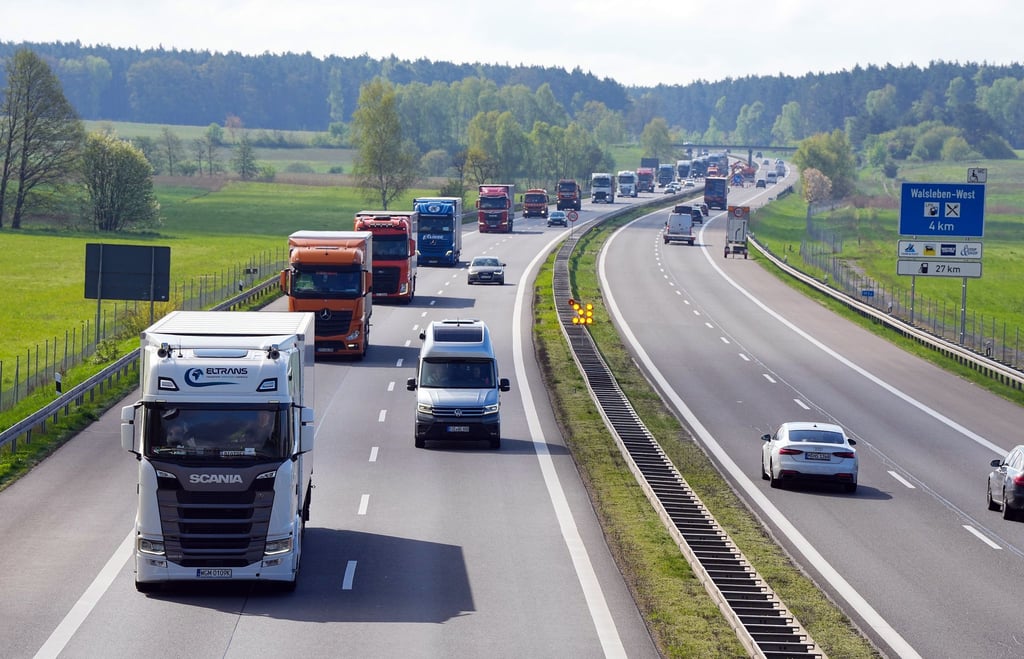 Höheren Lohn sollen die Beschäftigten in der Speditions- und Logistikbranche vom 1. Oktober an bekommen. (Archivfoto)