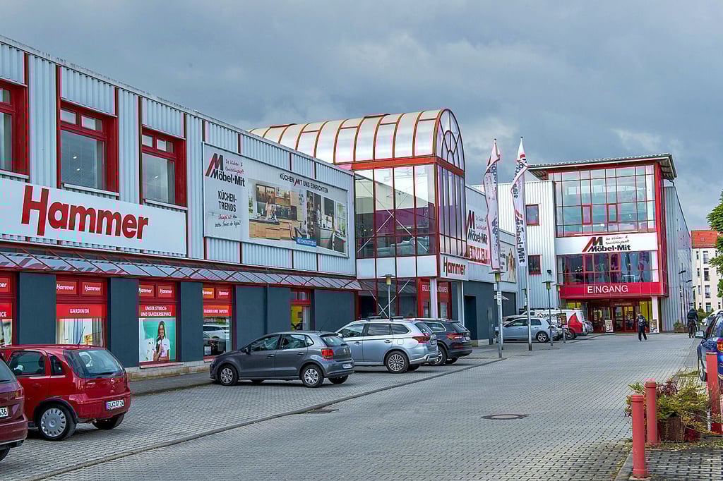 Während der „Möbel-Mit“-Markt in der Naumburger Overwegstraße gut läuft, hat die „Hammer“-Filiale im gleichen Gebäude bereits nicht mehr geöffnet.
