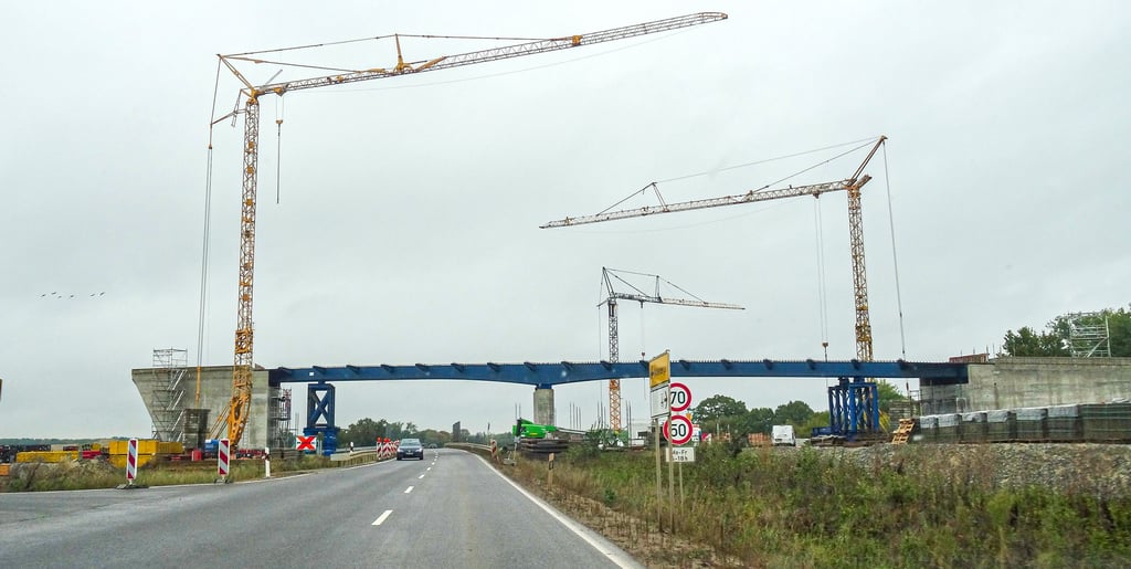 Höhe Geestgottberg, Blickrichtung Wittenberge: Die neue Brücke überquert die Alandstraße und die A14 (rechte Seite).