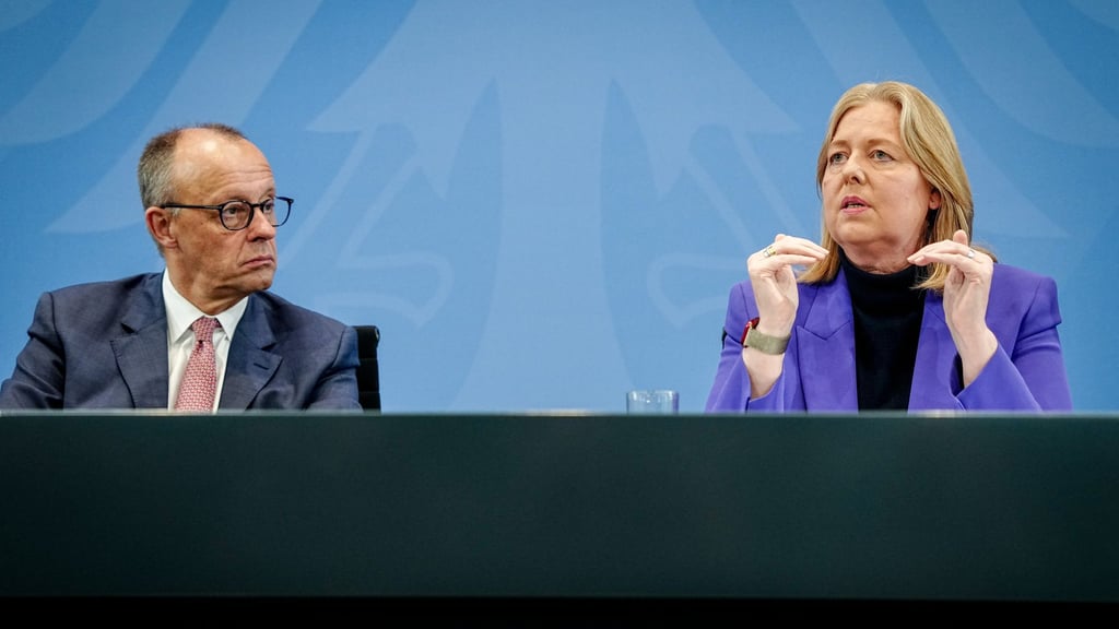 „Das Thema Bürgergeld wird damit der Vergangenheit angehören“, sagt Bundeskanzler Friedrich Merz - und erntet dafür Kritik von SPD-Chefin Bärbel Bas.