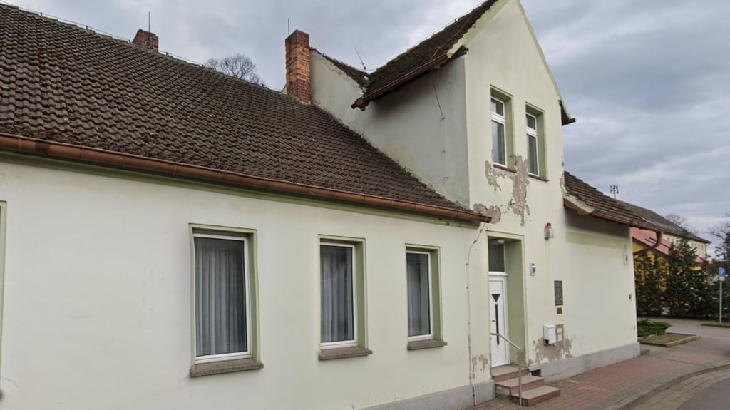 Die Tage des Altgebäude in der Tucheimer Schulstraße sind gezählt. Bald beginnt der Abriss, um hier Platz für die neue Kita zu schaffen.