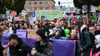 Demonstranten protestieren gegen geplante Kürzungen in Berlin.