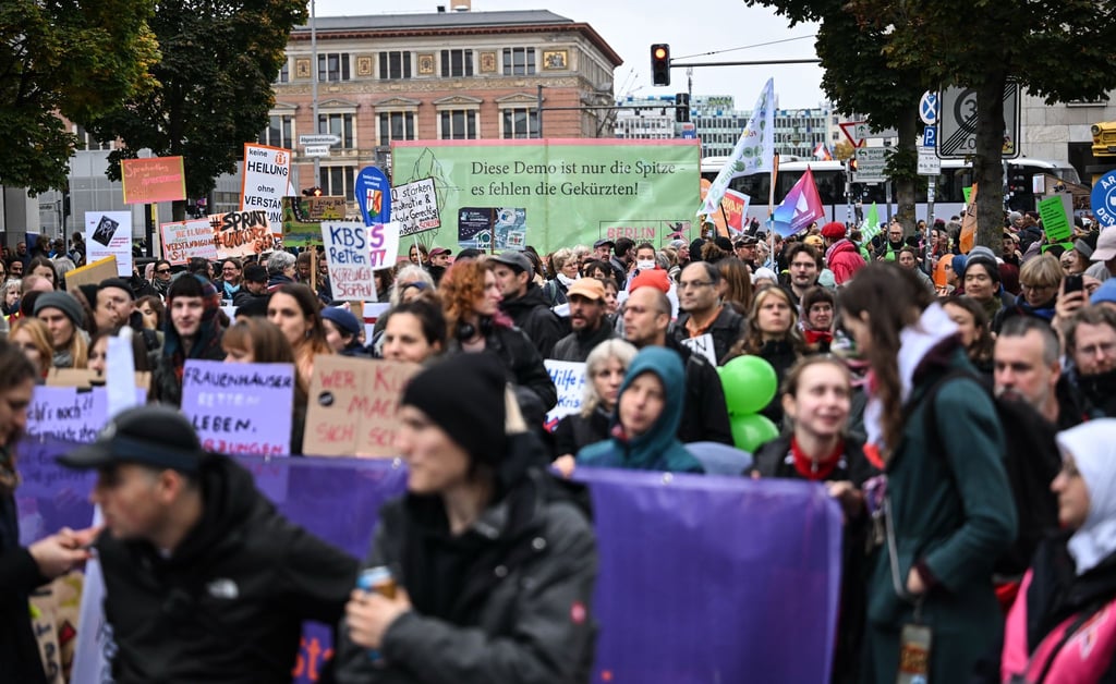 Demonstranten protestieren gegen geplante Kürzungen in Berlin.