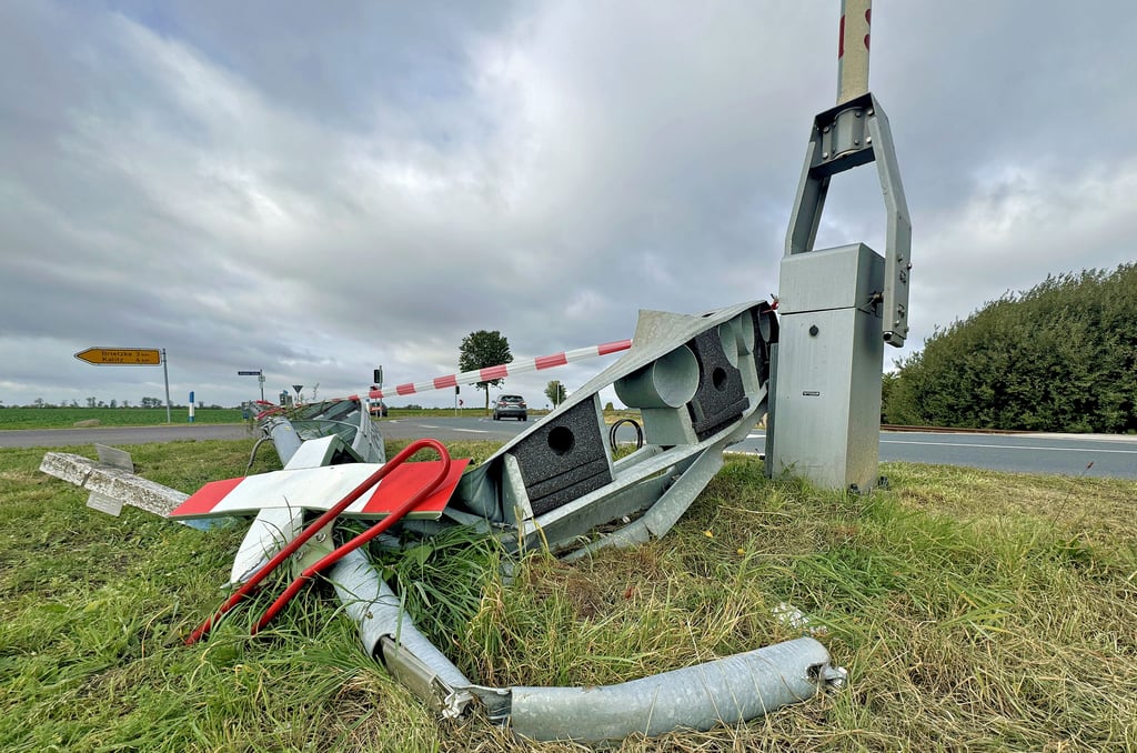 Obwohl stark beschädigt, darf der Bahnübergang bei Zeppernick weiter überfahren werden.