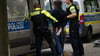 Wegen des Verdachts des erpresserischen Menschenraubes hat die Berliner Polizei einen Jugendlichen und einen erwachsenen Mann festgenommen.
