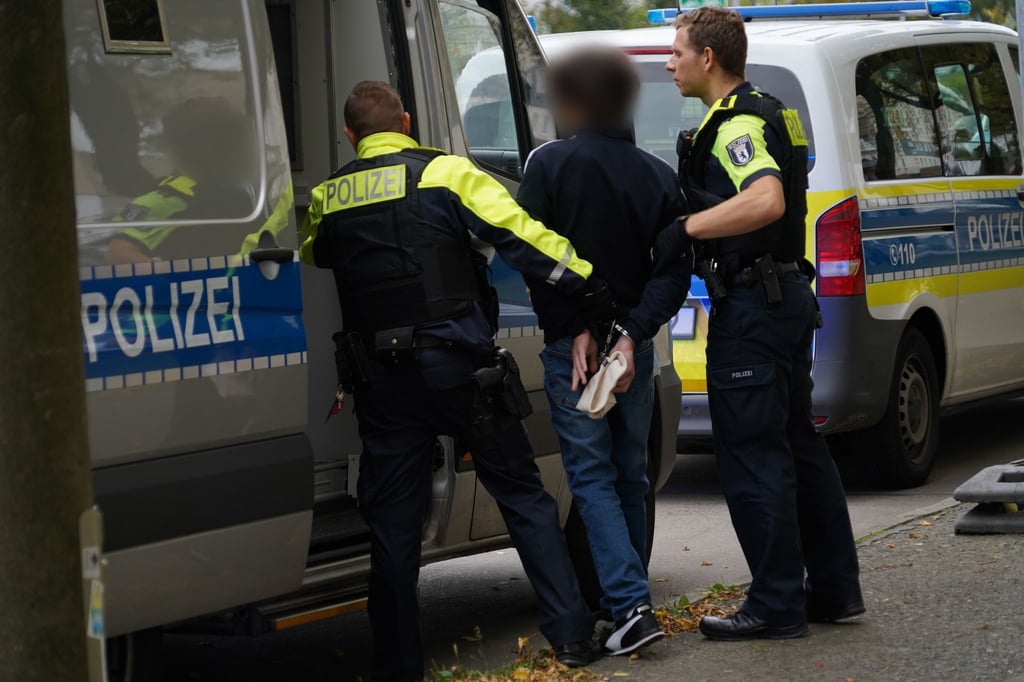 Wegen des Verdachts des erpresserischen Menschenraubes hat die Berliner Polizei einen Jugendlichen und einen erwachsenen Mann festgenommen.