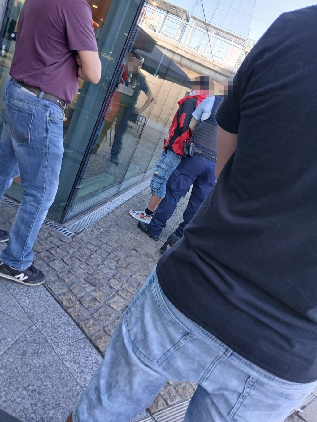 In Halle lockte eine Freundesgruppe einen mutmaßlichen Pädokriminellen in eine Falle. Die Männer hatten zuvor die Polizei verständigt, es kam zu einer Festnahme. Doch nicht immer laufen die fingierten Treffen so friedlich ab.