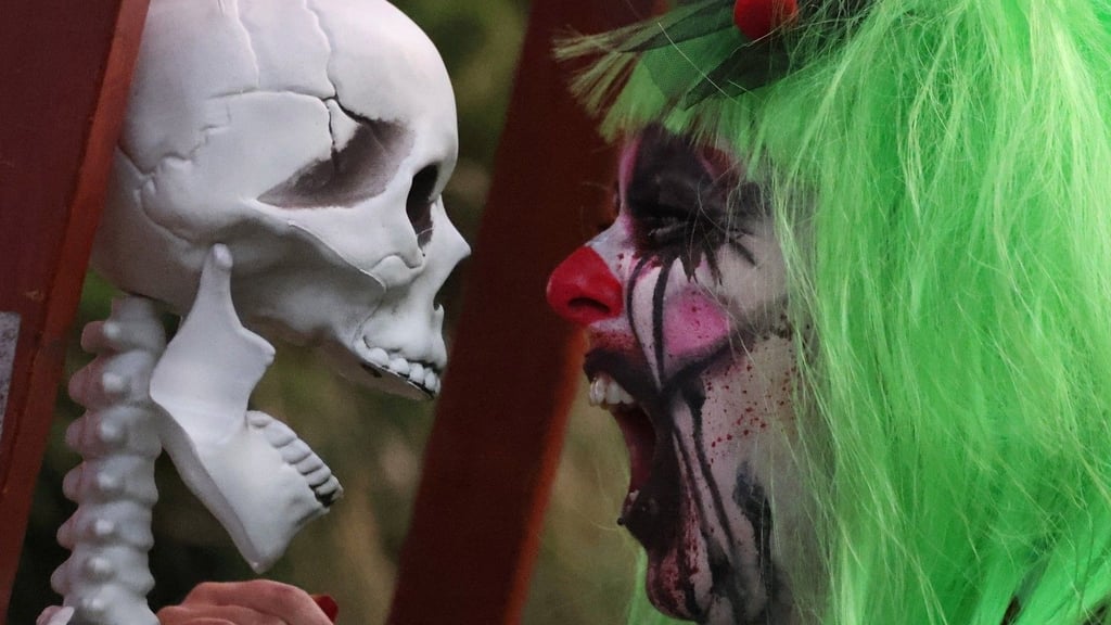 Zu Halloween treiben dann auch Schauspieler auf dem Reilsberg ihr Unwesen, um die Szenerie noch lebendiger zu machen.