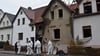 Spurensicherung nach dem tödlichen Brand: Kriminaltechniker in Schutzanzügen untersuchen das ausgebrannte Wohnhaus am Jungfernstieg in Haldensleben. Bei dem Feuer kam eine 74-jährige Frau ums Leben.