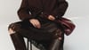 All-Brown-Styling: Schokobraun in verschiedenen Nuancen schafft Tiefe und Eleganz im monochromen Look, hier von Arket (Hemd ca. 89 Euro, Blazer ca. 169 Euro, Satinrock mit Spitze ca. 89 Euro, Stiefel ca. 299 Euro, Tasche ca. 149 Euro).