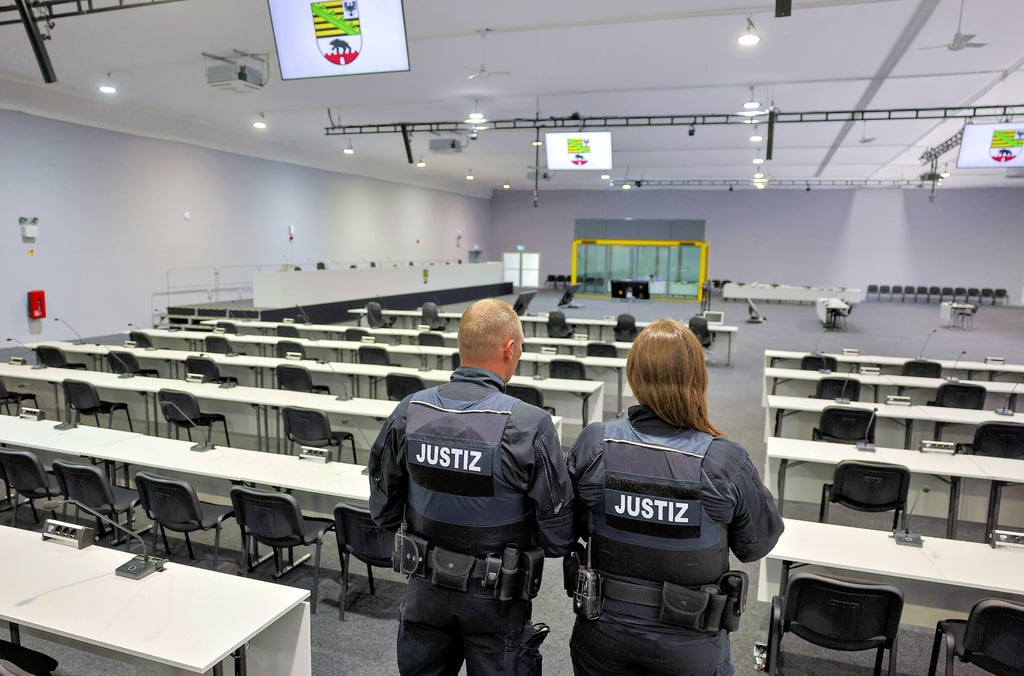Ein Blick in das Gerichtsgebäude mit dem großen Saal für die Nebenkläger. Hier könnten samt Anwälte 450 Personen Platz finden. In der gelben Glasbox wird der Angeklagte sitzen. Foto: dpa