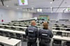 Ein Blick in das Gerichtsgebäude mit dem großen Saal für die Nebenkläger. Hier könnten samt Anwälte 450 Personen Platz finden. In der gelben Glasbox wird der Angeklagte sitzen.   Foto: dpa