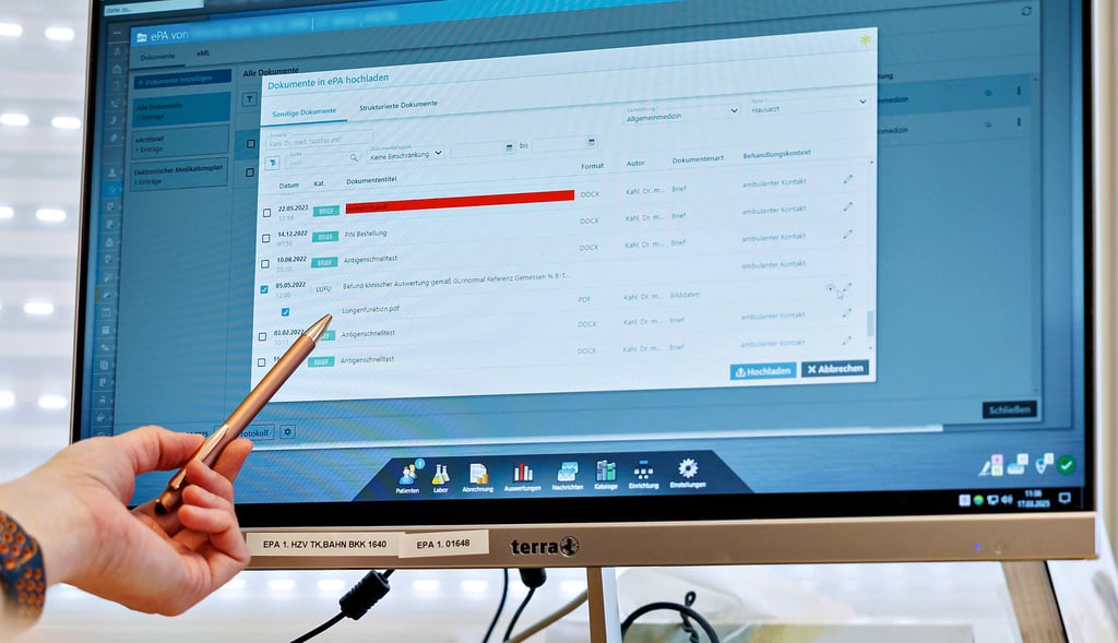Ein Hausarzt lädt in seiner Praxis Dokumente in eine elektronische Patientenakte. Im Altmarkkreis zeigen sich mehrere Mediziner wenig begeistert von der neuen Technik. Sie haben datenschutzrechtliche Bedenken und zweifeln den Nutzen generell an.