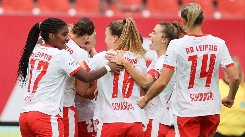 Die RB-Frauen bejubeln das 1:0 gegen Nürnberg.