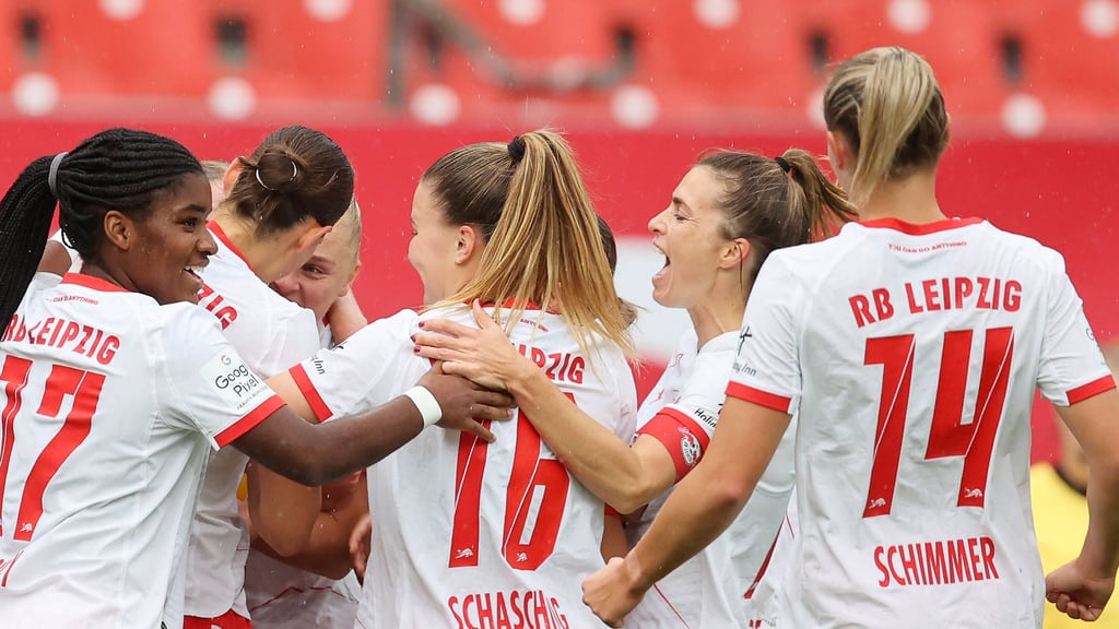 Die RB-Frauen bejubeln das 1:0 gegen Nürnberg.