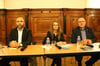 Der Autor Ahmad Mansour (links) und Max Privorozki von der Jüdischen Gemeinde Halle sprachen im Stadthaus Halle über die antisemitische Mobilisierung. Moderiert wurde die Veranstaltung von Anja Worm.   