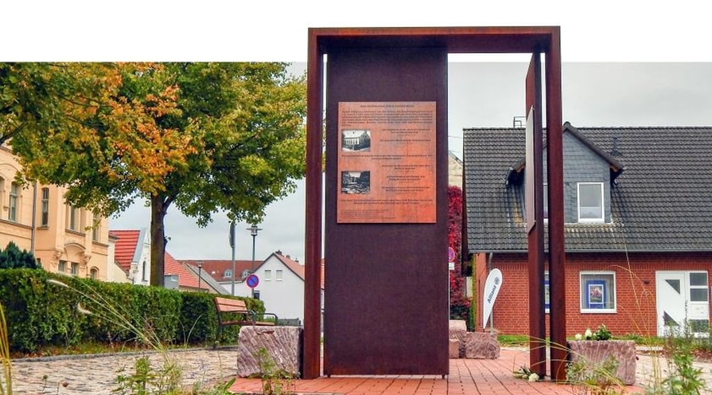 Das Denkmal „Die Tür ins Nichts“ steht heute dort, wo vor knapp 80 Jahren mehr als 50 Menschen starben.