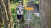 Micha Zenker, Vorsitzender der "Redhorns", hat auf dem Discgolf-Kurs im Magdeburger Elbauenpark den ersten Hole-in-one geschafft.