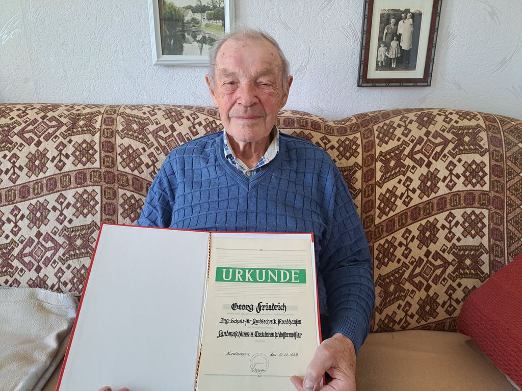 Besonders stolz ist Georg Friedrich auf seine Auszeichnung als Landmaschinen- und Traktorenschlossermeister, die ihm 1962 verliehen wurde.