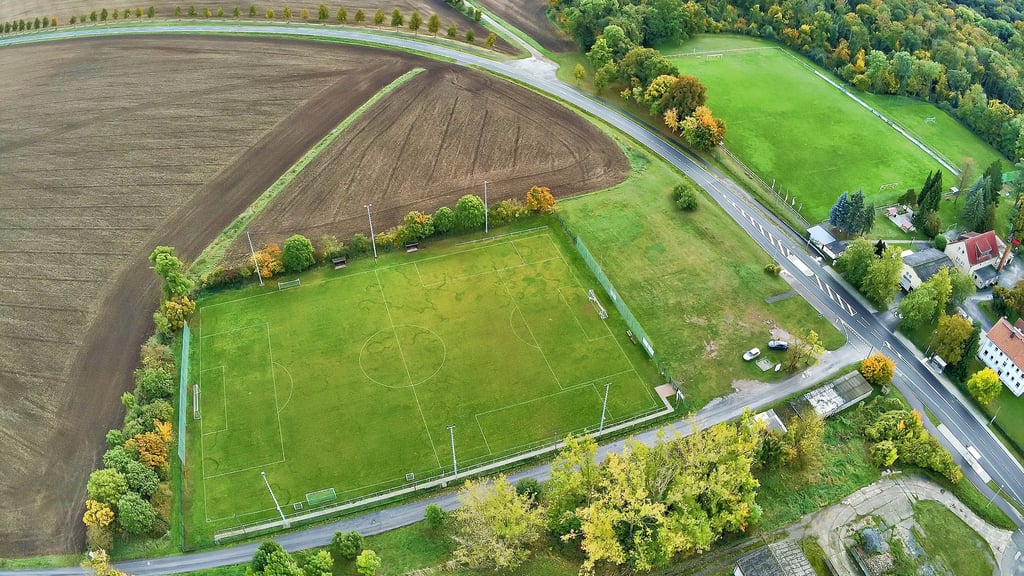 Die Sportanlage des SV Allstedt an der Schlossstraße umfasst den Hybridrasenplatz (vorn) und den Waldsportplatz (rechts oben).