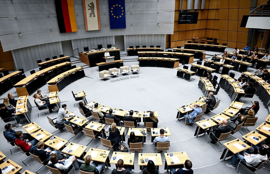Schüler waren ins Plenum eingeladen, um mit Zeitzeugen zu diskutieren,