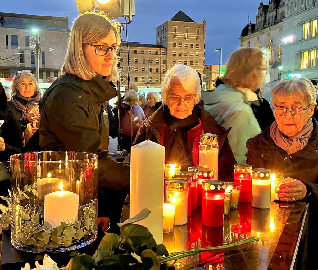 Auf dem Marktplatz in Halle wird am Abend der Opfer des Anschlags am 9. Oktober vor sechs Jahren gedacht.
