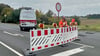 Die Absperrfirma Zeppelin macht den Weg auf der B183 bei Zörbig endgültig frei.