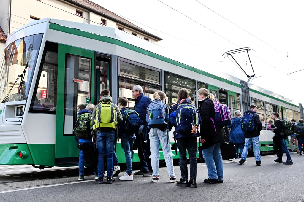 Kinder steigen in eine Straßenbahn in Magdeburg ein. Für Erstklässler sollte eine Möglichkeit geschaffen werden, von den Eltern einen Tag begleitet werden zu dürfen. Doch der Vorstoß scheiterte im Stadtrat.