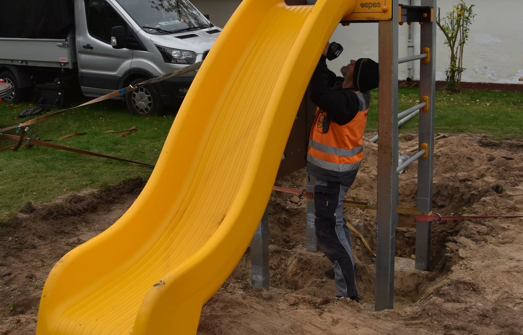Auf dem Spielplatz Kahrstedt wurde ein neuer Rutschenturm aufgebaut, unter anderem von Bauhofmitarbeiter Bernd Hinz.