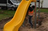 Auf dem Spielplatz Kahrstedt wurde ein neuer Rutschenturm aufgebaut, unter anderem von Bauhofmitarbeiter Bernd Hinz.