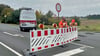 Die Absperrfirma Zeppelin macht den Weg auf der B183 bei Zörbig endgültig frei.