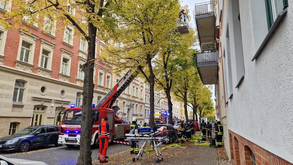 Die Feuerwehr ist in der Cansteinstraße im Großeinsatz. Es gibt mehrere Verletzte.