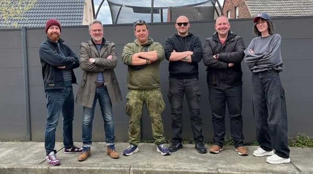 Das Bild zeigt das Produktionsteam von „Macherland“, das im April 2025 mit den Dreharbeiten begann. Die Teammitglieder sind: David Behrendt (Ton/Kamera, von links), Christian Kadlubietz (Autor/Schnitt), Tobias (Macher), Kevin Mieske (Ton/Kamera), Alexander Pförtsch (Kamera), Vanessa Busse (Foto)