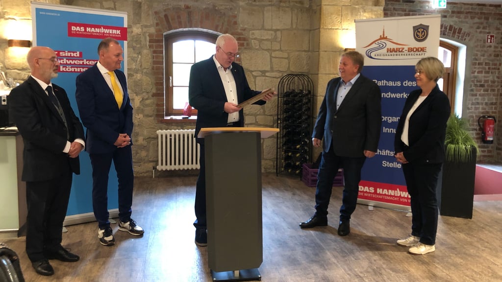 Landesinnungsmeister Wolfgang Bodem (M.) zeichnete Uwe Haberkorn (2.v.r.) und Andreas Reuß (2.v.l.) mit der silbernen Ehrennadel des Landesinnungsverbandes des Elektrohandwerks aus.