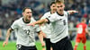 Der Kapitän ging voran: Joshua Kimmich (r) traf im 104. Länderspiel erstmals doppelt. Links David Raum, Torschütze zum 1:0.
