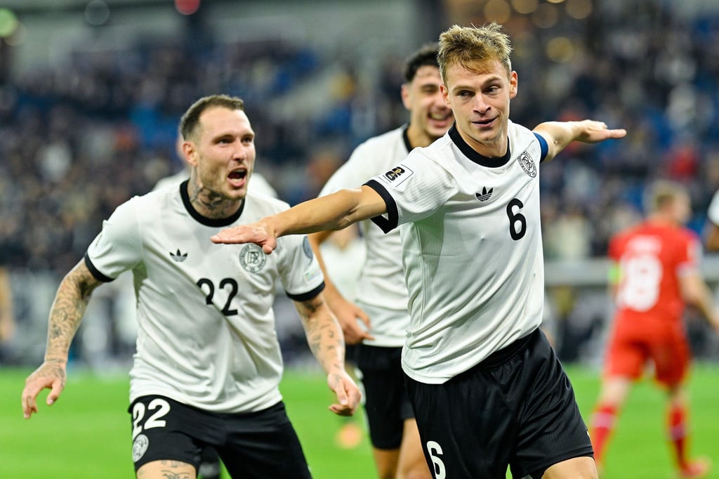 Der Kapitän ging voran: Joshua Kimmich (r) traf im 104. Länderspiel erstmals doppelt. Links David Raum, Torschütze zum 1:0.