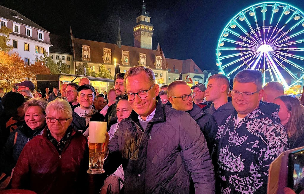 Oberbürgermeister Christian Thieme hat mit dem traditionellen Fassbieranstich am Freitagabend das Zuckerfest eröffnet.