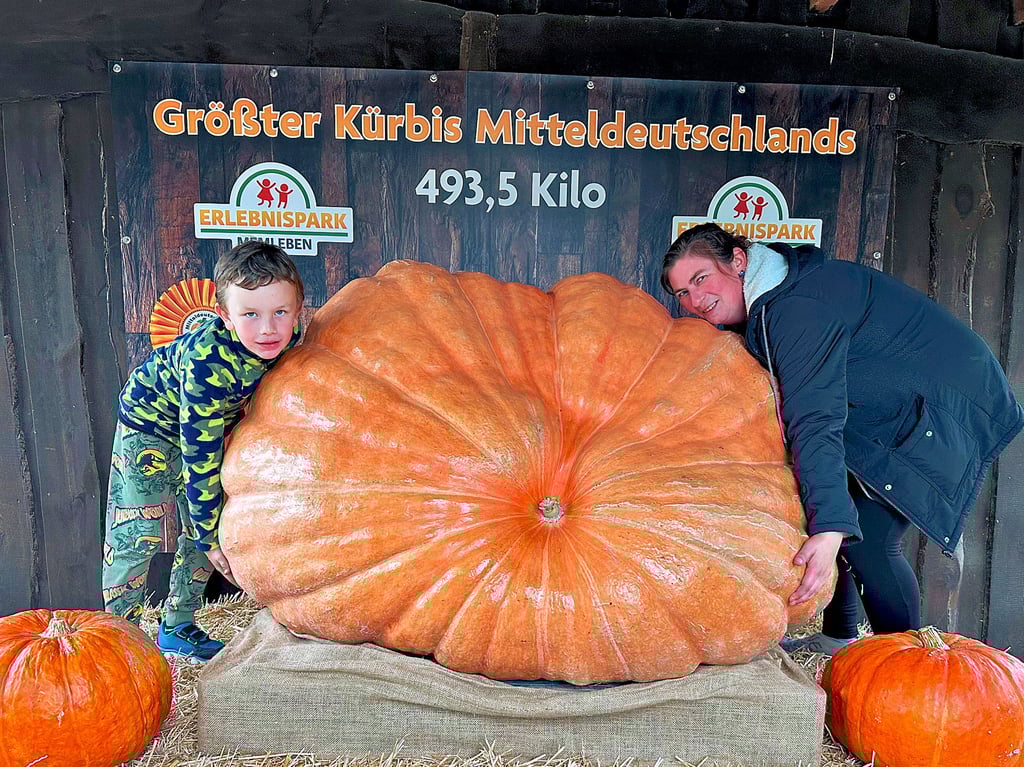 Jonas (7) kann den Riesenkürbis selbst mit Unterstützung seiner Mutter Stephanie nicht bewegen.