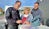 Die Regionalesbereichsbeamten Sebastian Montag (l.) und Christian Gebe (r.) beraten Veronika Klaes zum Thema Taschendiebstahl. 
