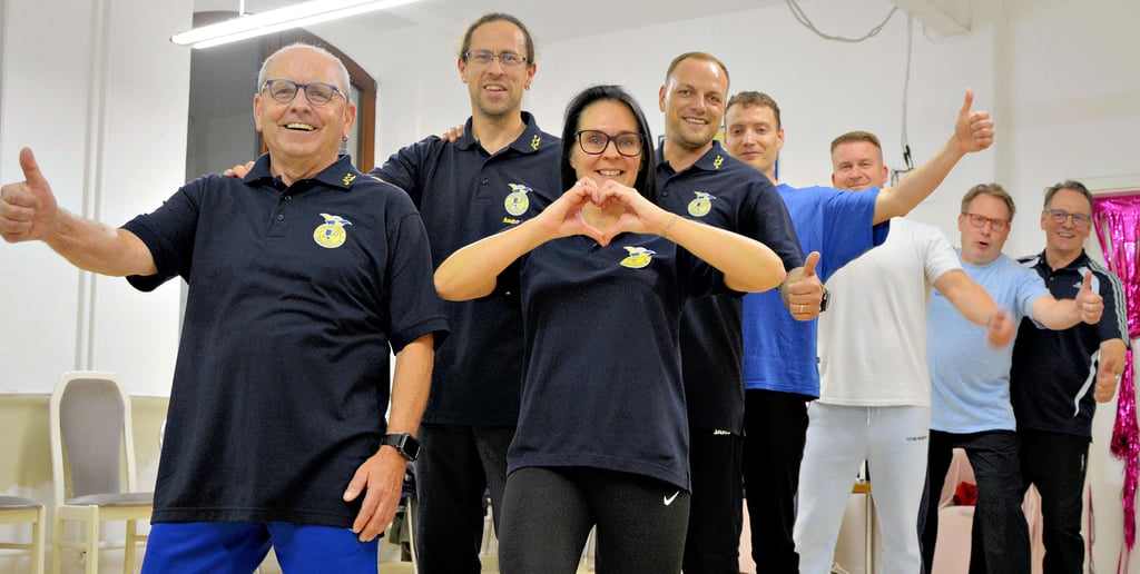 Trainerin Anika Brehmeier hat die Truppe vom Männerballett des FCC voll unter Kontrolle. Seit ein paar Wochen laufen die Proben für das Karnevalsspektakel in Schönebeck.