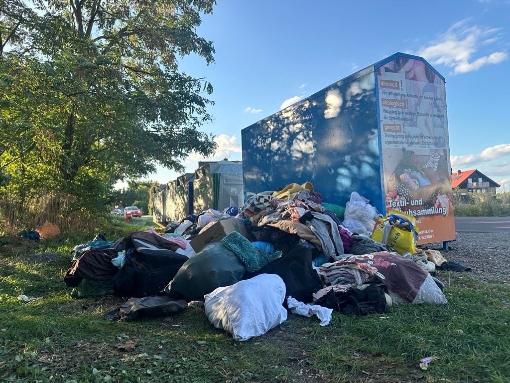 Selbst in Biederitz, wo schon Container anderer Betreiber stehen, türmen sich Müllberge an Altkleidern auf.