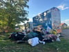 Selbst in Biederitz, wo schon Container anderer Betreiber stehen, türmen sich Müllberge an Altkleidern auf.