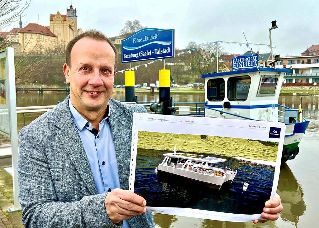 BFG-Geschäftsführer Thomas Gruschka zeigt ein Foto von der neuen Elektrofähre, die spätestens im Frühjahr die dieselgetriebene „Einheit“ ersetzen soll.
