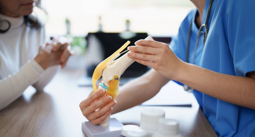 Das Risiko für Osteoporose steigt mit dem Alter. Betroffen sind vor allem Frauen.